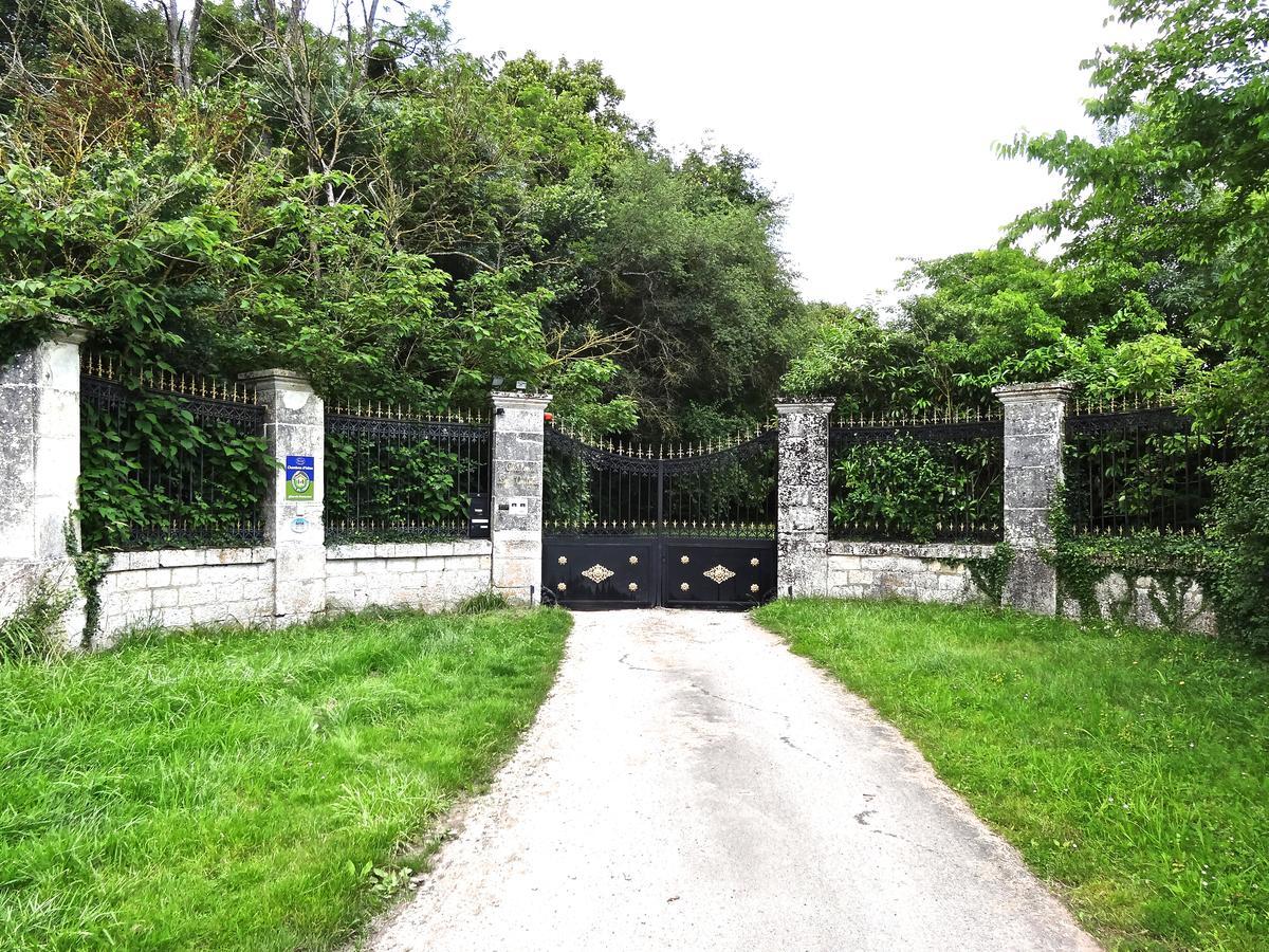 Chateau Les Vallees Tournon-Saint-Pierre Exterior foto